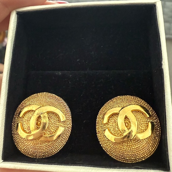 Chanel Authentic Vintage round CC Logo Clip On Earrings - Picture 2 of 9
